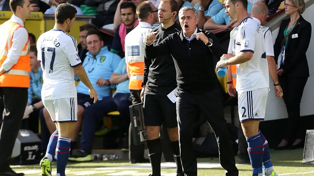 José Mourinho a Eden Hazard (vpravo)