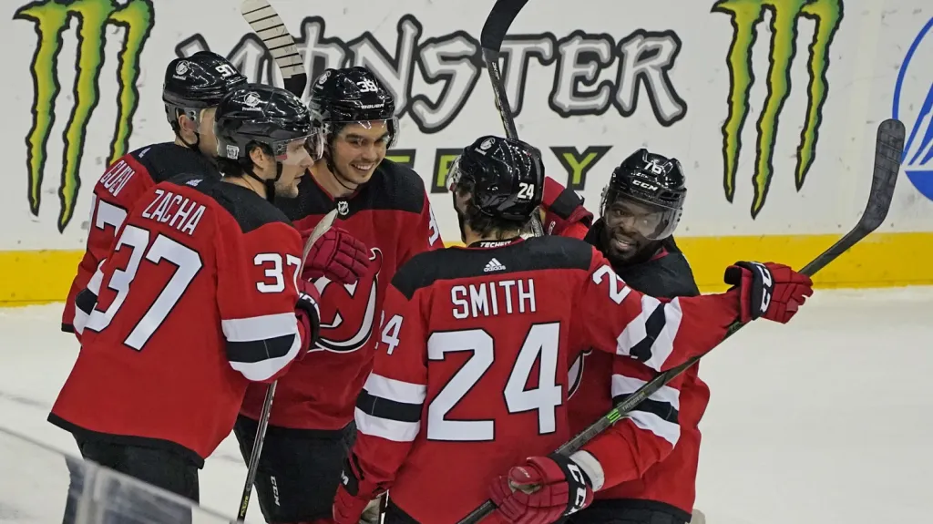 Pavel Zacha se raduje se spoluhráči