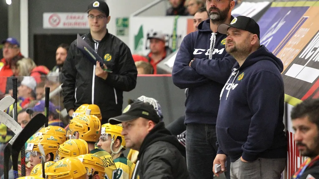 Hlavní trenér Vsetína Jiří Dopita (uprostřed)