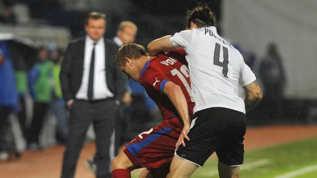 Pavel Vrba sleduje souboj Matěje Vydry v utkání s Rakouskem