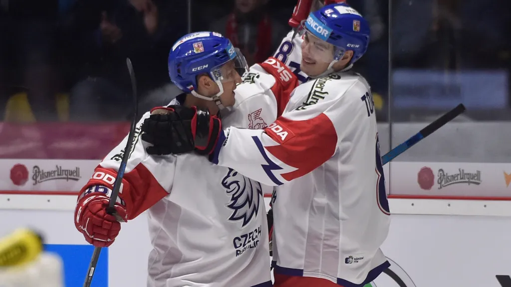 Tomáš Mertl a David Tomášek (vpravo) slaví gól proti Rakousku