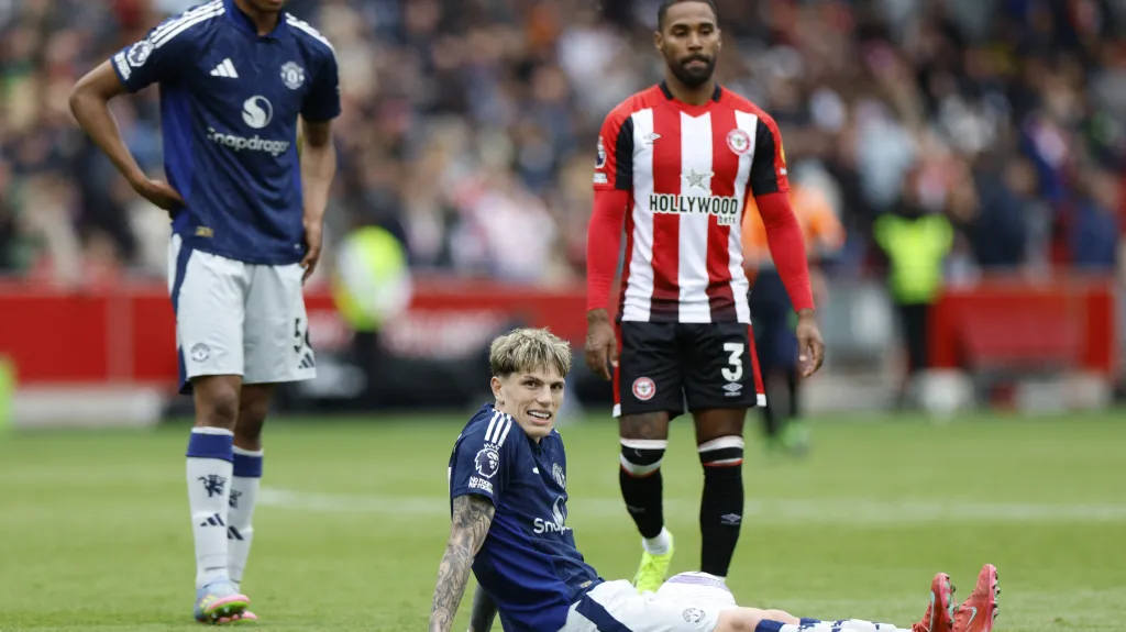 Zklamaní hráči United po porážce v Brentfordu