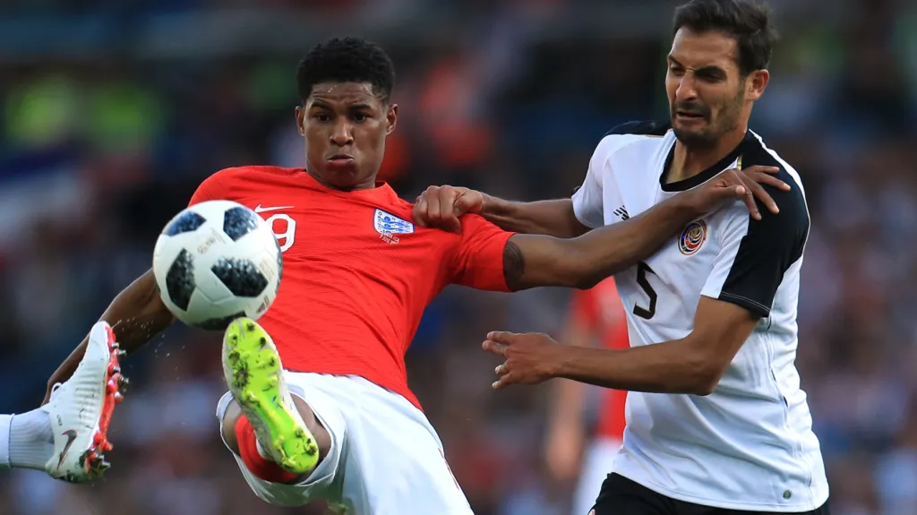 Angličan Marcus Rashford (vlevo) a Celso Borges z Kostariky
