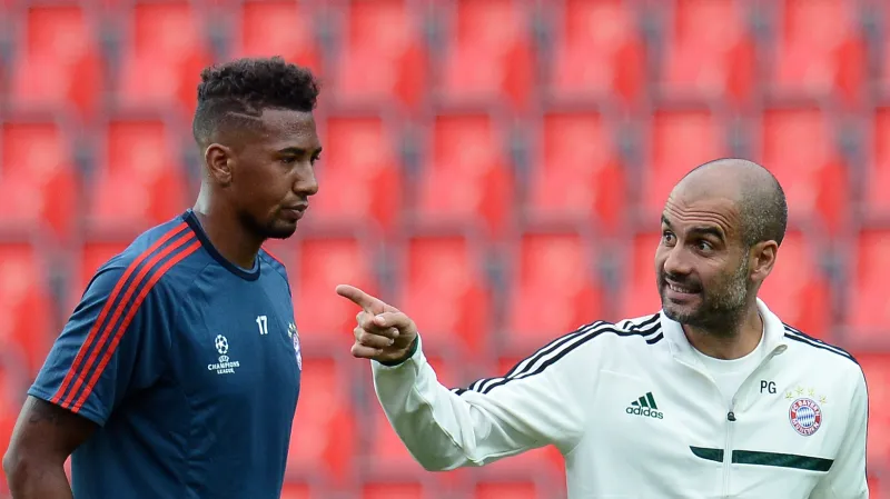 Pep Guardiola promlouvá k Jerome Boatengovi