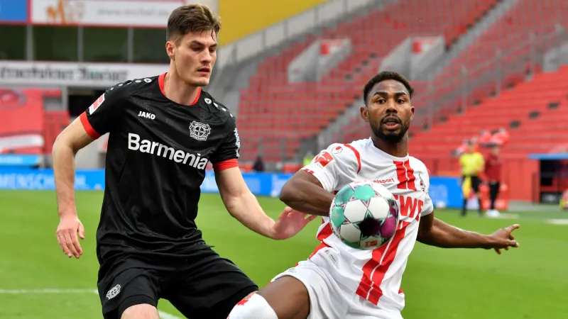 Patrik Schick v souboji s Emmenuelem Denisem z Kolína