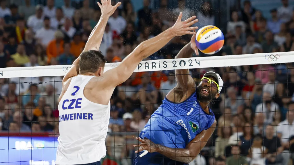 David Schweiner blokuje úder Brazilce Evandra