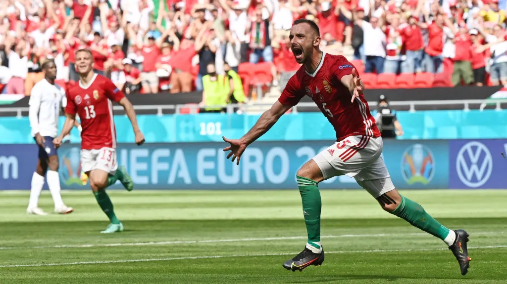 Maďar Attila Fiola oslavuje gól v síti Francie