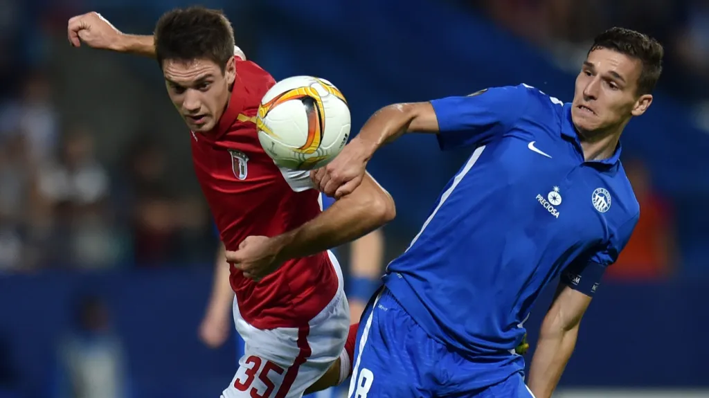 Liberecký David Pavelka (vpravo) bojuje o míč s Nikolou Vukčevičem z Bragy