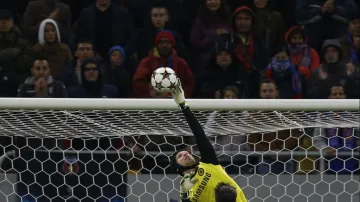 Petr Čech se natahuje po Tanaseho lobu