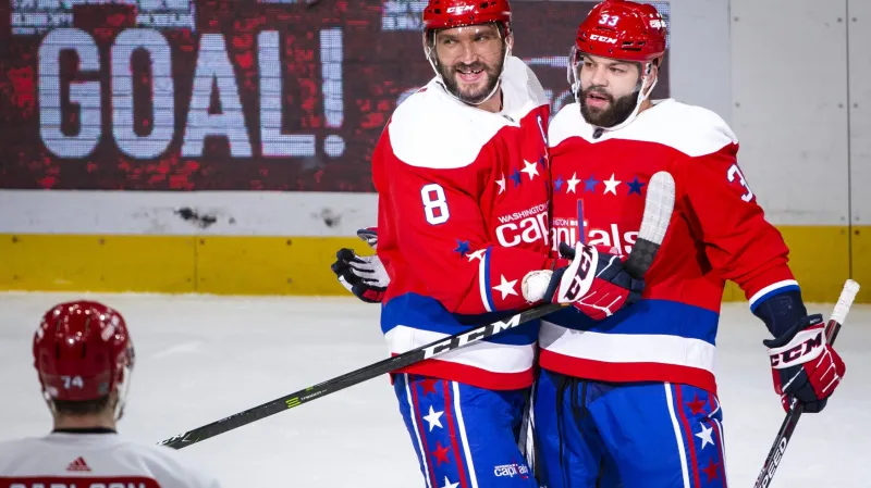 Radko Gudas (vpravo) se raduje z gólu Washingtonu s Alexandrem Ovečkinem