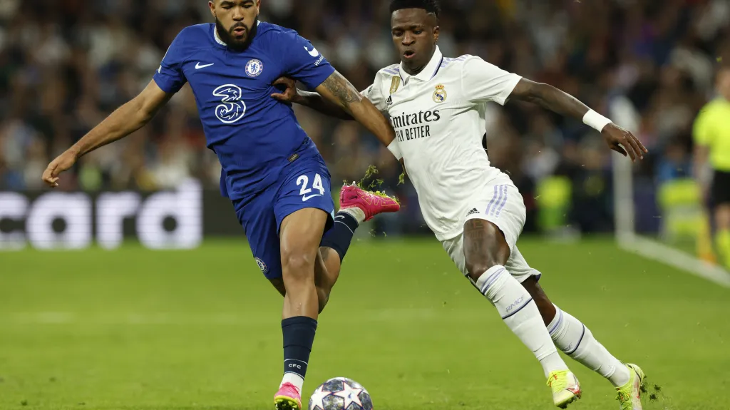 Souboj Reece Jamese z Chelsea a Viníciuse Júniora z Realu