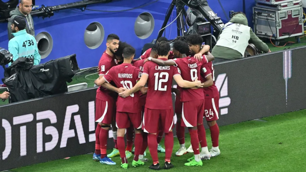 Katarší fotbalisté se radují z gólu ve finále mistrovství Asie