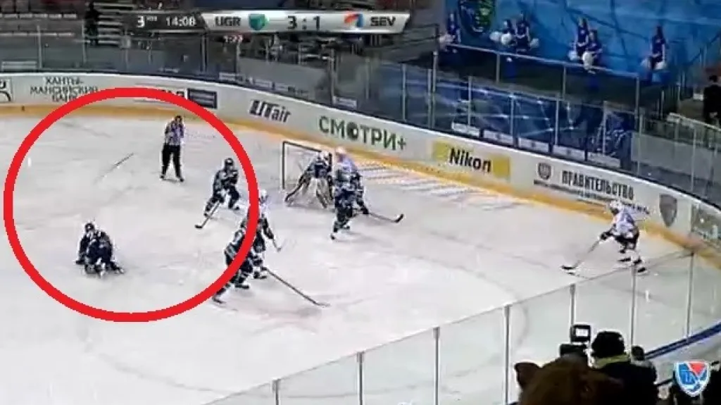 Lukáš Kašpar háže na rozhodčího hokejku