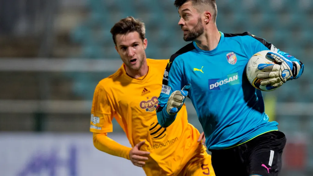 Marek Hanousek (vlevo) v utkání proti Plzni