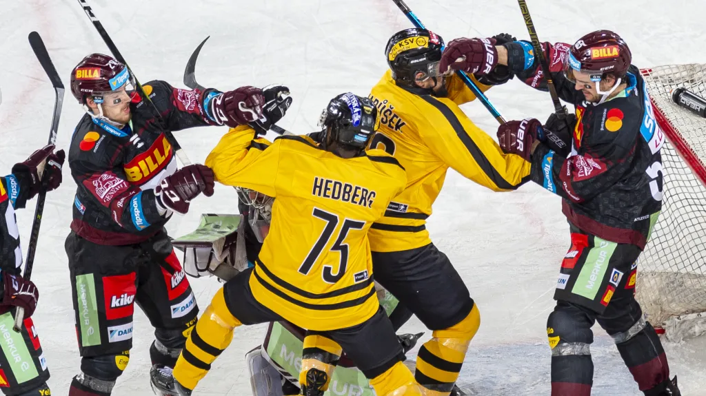 Potyčka litvínovských Edwina Hedberga a Richarda Jarůška se Sparťany Jeremie Blainem a Petrem Kalinou 