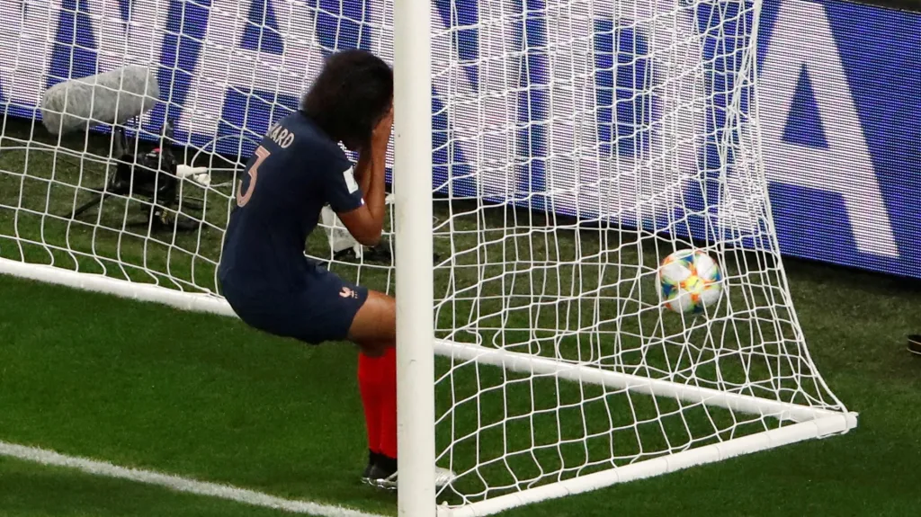 Francouzka Wendie Renardová po vlastním gólu