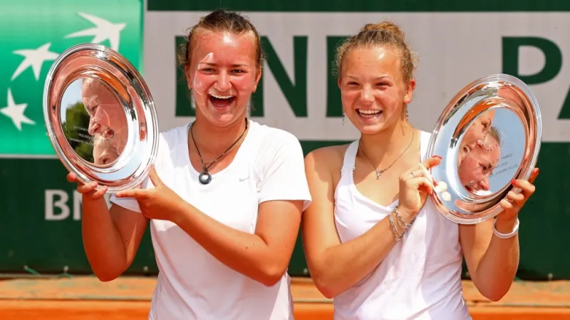 Barbora Krejčíková a Kateřina Siniaková slaví titul ve čtyřhře na Roland Garros