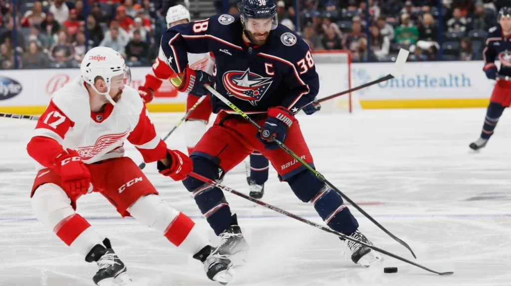 Boone Jenner se snaží přejít přes Filipa Hronka