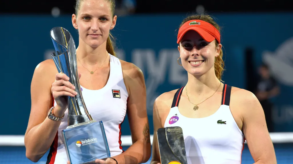 Karolína Plíšková (vlevo) a Cornetová s trofejemi po finále v Brisbane