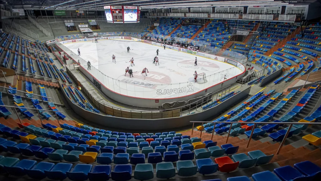 Prázdné tribuny na stadionu Hradce Králové