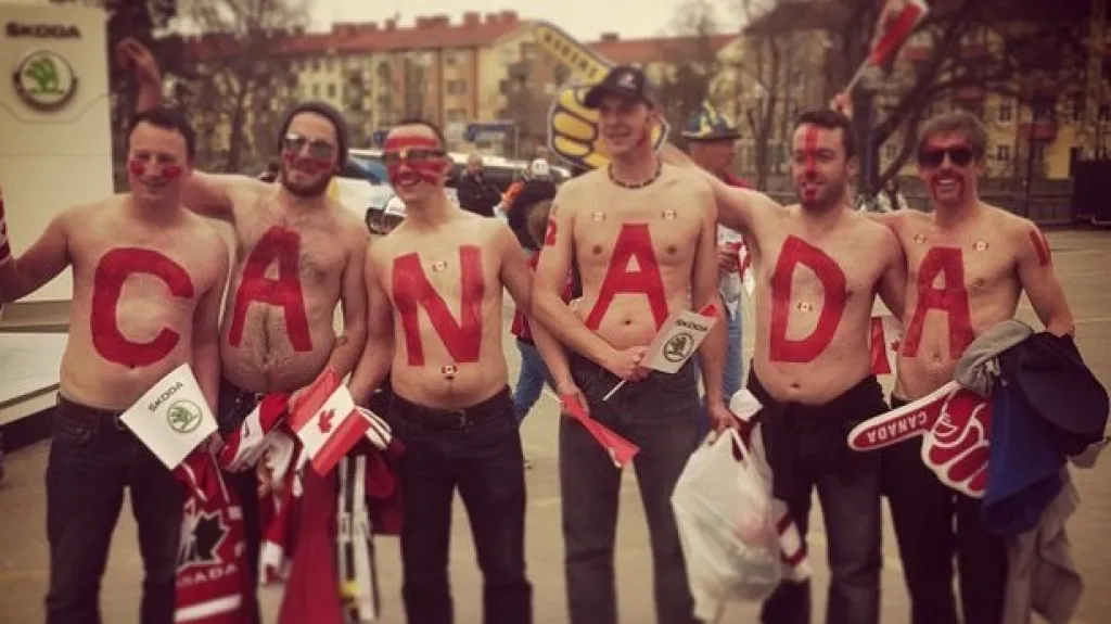 Kanadští fanoušci před halou Globen