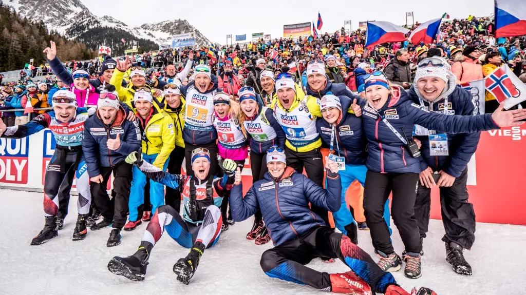 Bronzová oslava celého biatlonového týmu