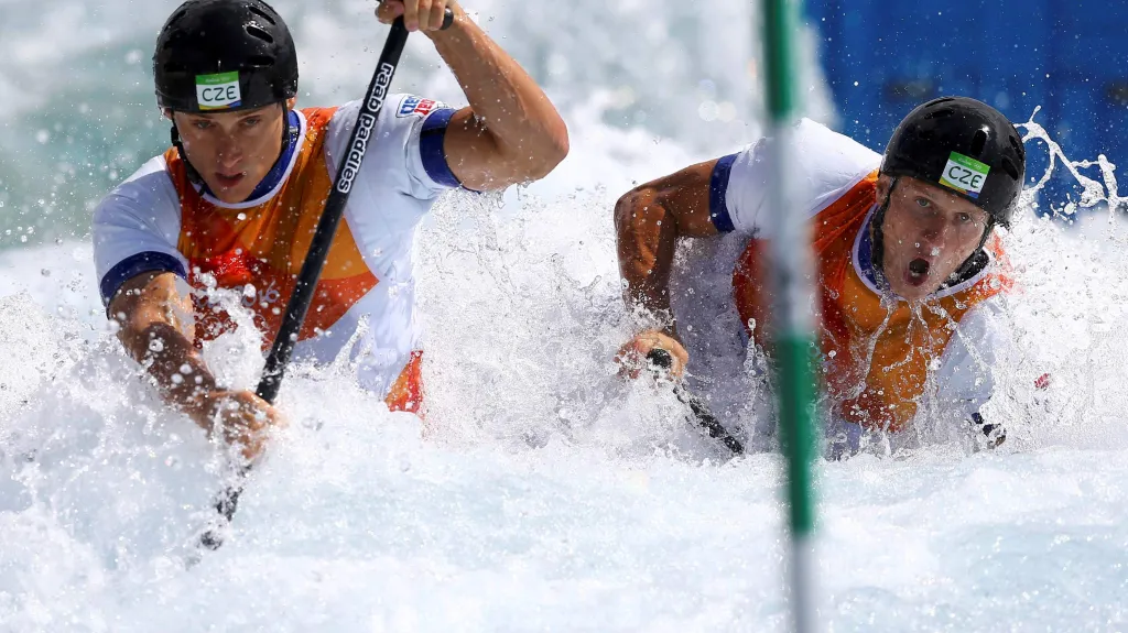 Delkanoisté Jonáš Kašpar (vlevo) s Markem Šindlerem během semifinálové jízdy na OH v Riu
