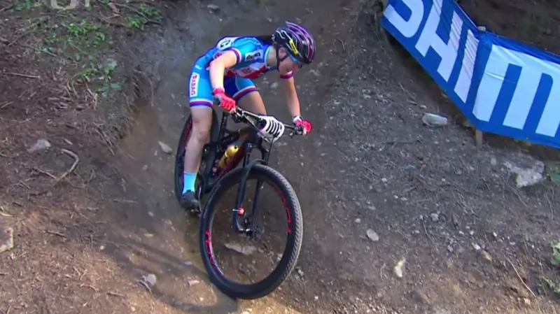 Čeští bikeři vstoupili do MS 13. místem ve štafetě, dominovali Švýcaři