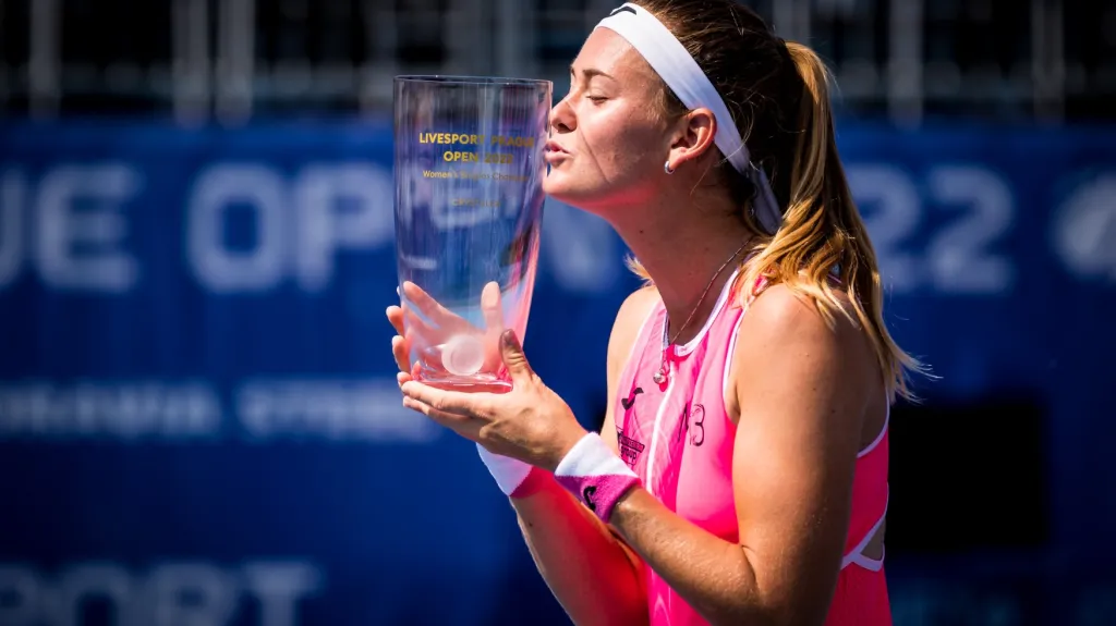 Marie Bouzková s trofejí z Prahy