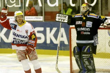 Michal Sup slaví gól do branky Petra Břízy v semifinálovém derby v roce 2003