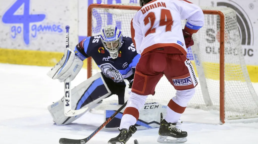 Vilém Burian z Olomouce v šanci proti gólmanovi Romanu Willovi z Liberce