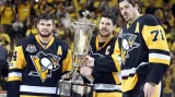 Chris Kunitz, Sidney Crosby a Jevgenij Malkin s Prince of Wales Trophy
