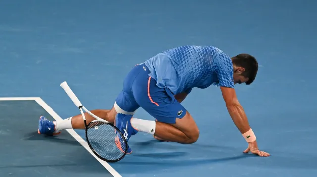 Djokovič postoupil navzdory zdravotním potížím do osmifinále