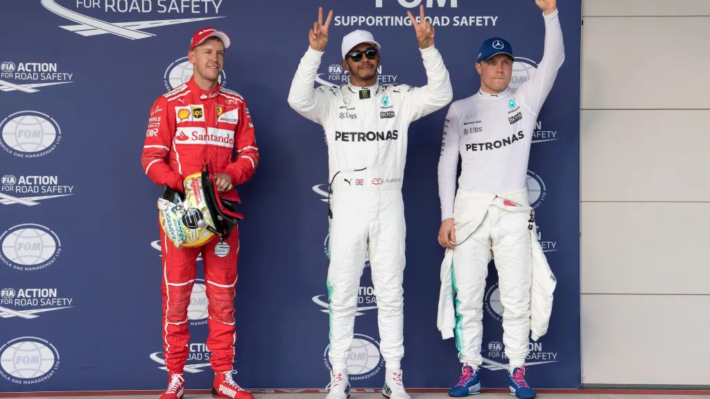 Lewis Hamilton (uprostřed) se raduje z vítězství v kvalifikaci