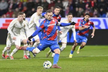 Matěj Vydra nedává penaltu v zápase se Spartou