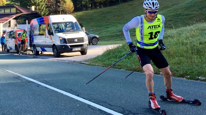 Ondřej Moravec trénuje na kolečkových lyžích