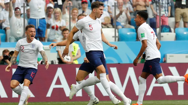 John Stones (uprostřed) se raduje z gólu se spoluhráči z Anglie