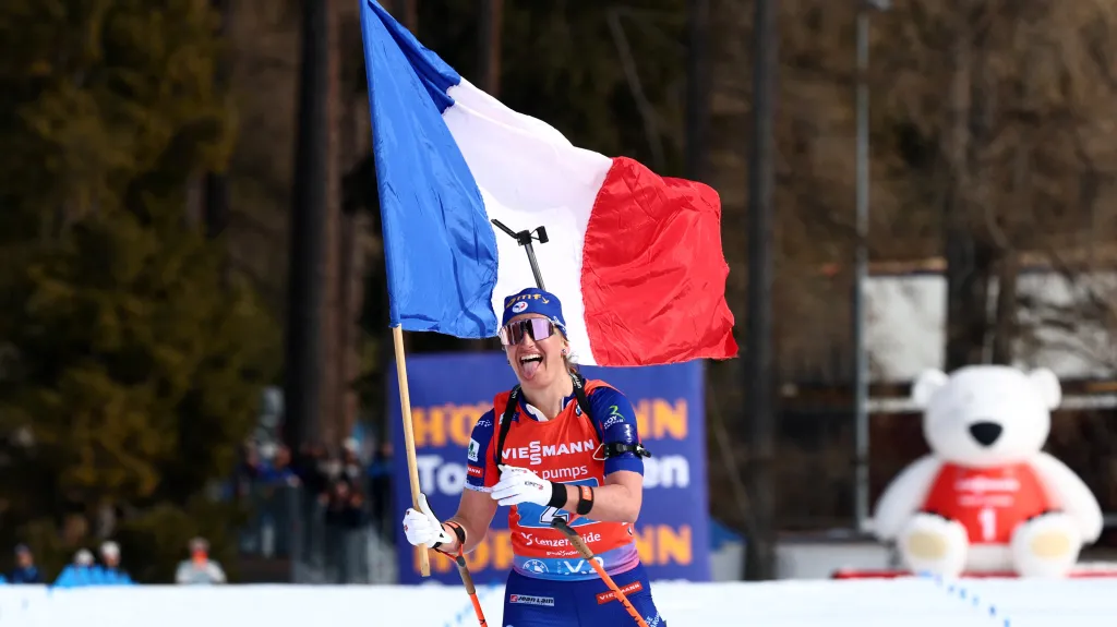 Julia Simonová v únoru v cíli vítězné ženské francouzské štafety v Lenzerheide