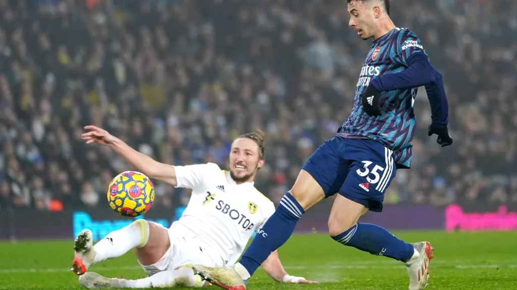 Luke Ayling z Leedsu se marně snaží zastavit skórujícího Gabriela Martinelliho