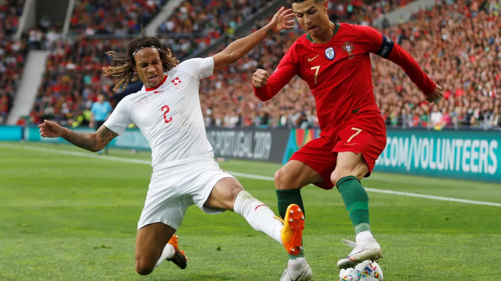 Portugalský kapitán Cristiano Ronaldo proti Kevinu Mbabuovi