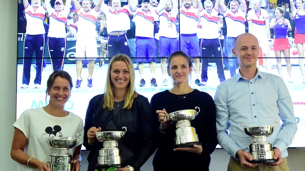 Barbora Strýcová, Petra Kvitová, Karolína Plíšková a Petr Pála s trofejemi za vítězství ve Fed Cupu