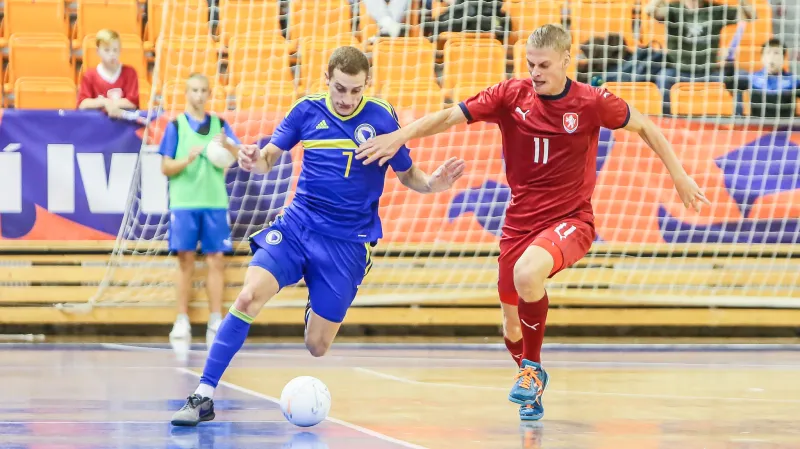 David Drozd (vpravo) v utkání s Bosnou a Hercegovinou