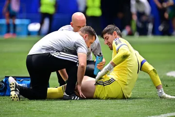 Ošetřování Thibauta Courtoise během čtvrtfinále MS se Španělskem