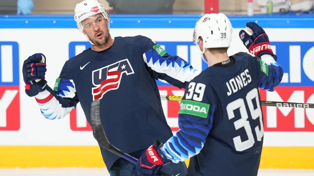 Adam Clendening slaví gól s Zackem Jonesem