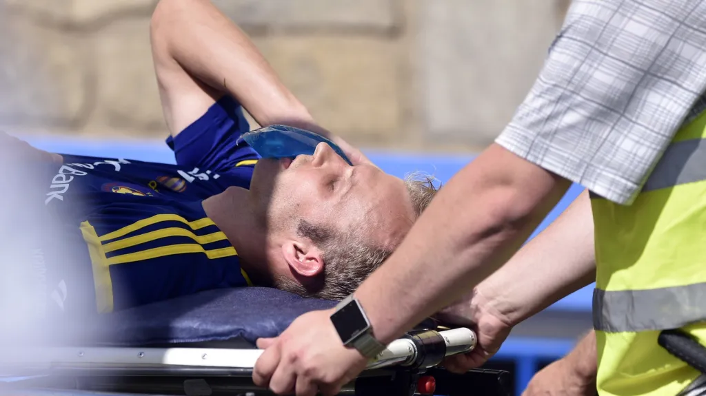Lukáš Vaculík opustil hřiště na nosítkách