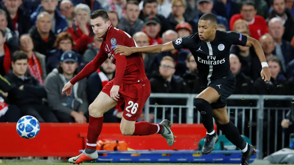Andrew Robertson z Liverpoolu (vlevo) v souboji s Kylianem Mbappém z PSG