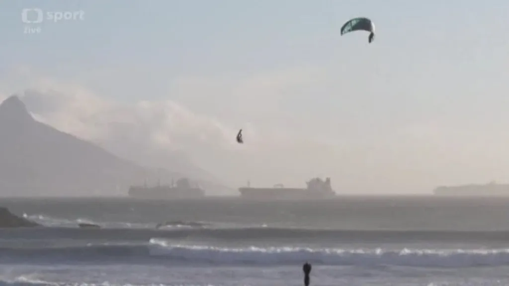 Kiteboardisté váleli v JAR, soutěž big air ovládl Angličan Hadlow
