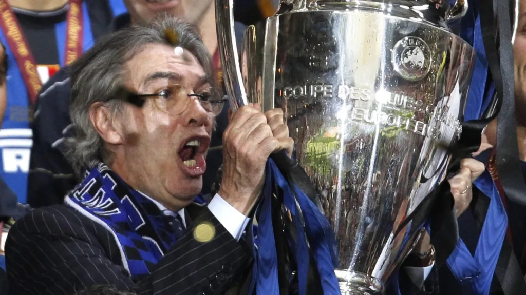 Massimo Moratti s trofejí pro vítěze Ligy mistrů