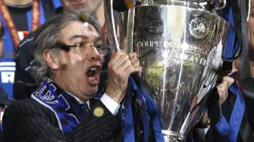 Massimo Moratti s trofejí pro vítěze Ligy mistrů