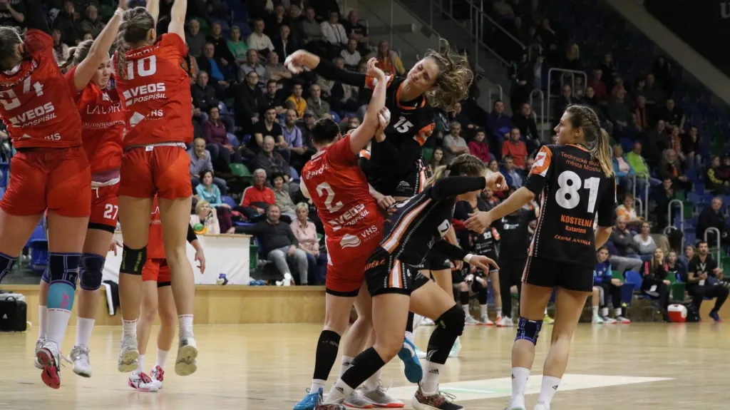 Jana Šustková z Mostu se probíjí obranou Veselí